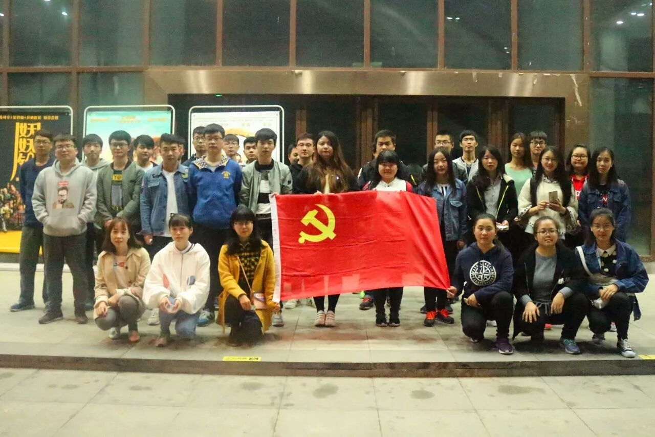 16877太阳集团组织学生观看电影领会扶贫工作意义